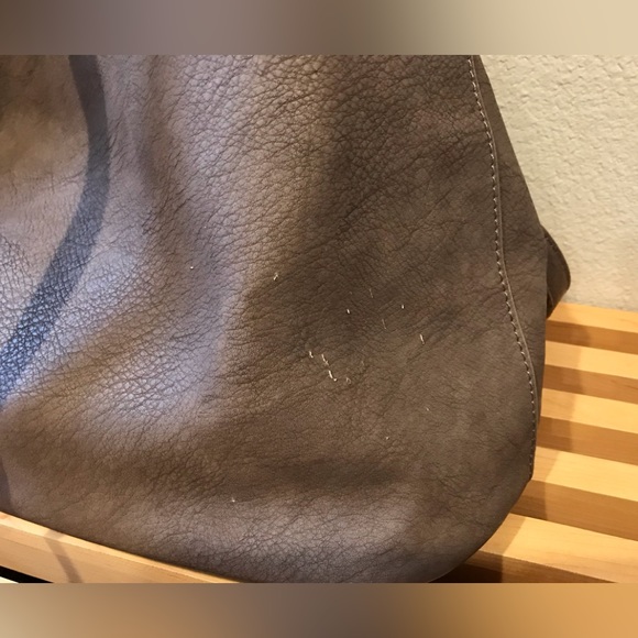 A large leather-like tote - Picture 5 of 8